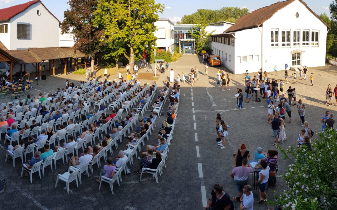 Schwarzacher Realschüler gestalten abwechslungsreiches Open-Air-Schulkonzert