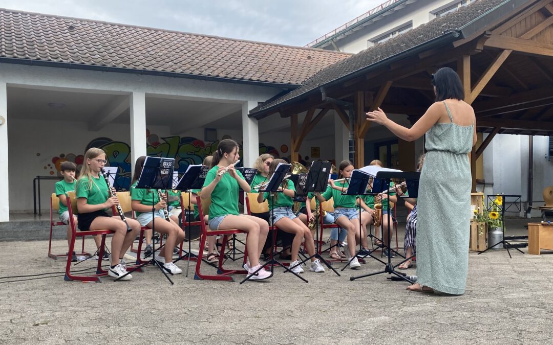 Neuntes Schulkonzert an der Realschule Rheinmünster: Musikalischer Cocktail bei sommerlichen Temperaturen im Schulhof