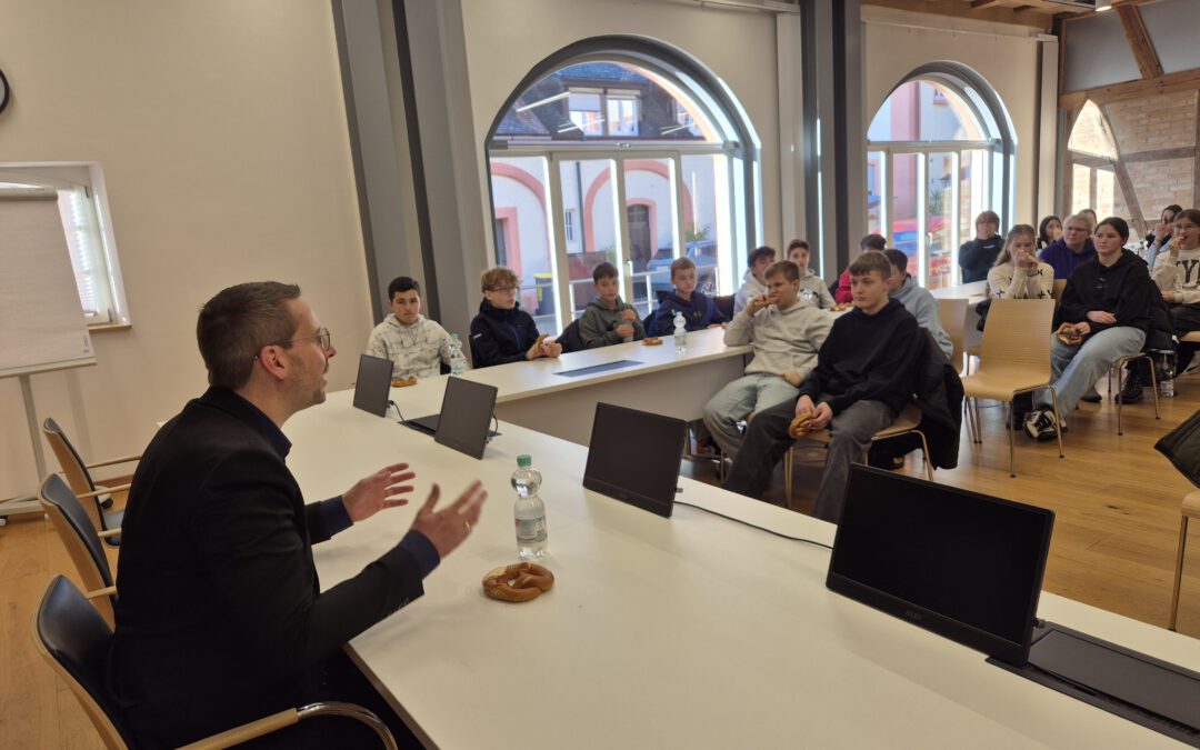 Unterricht im Rathaus – zwei Klassen besuchen den Bürgermeister und die Gemeindeverwaltung von Rheinmünster