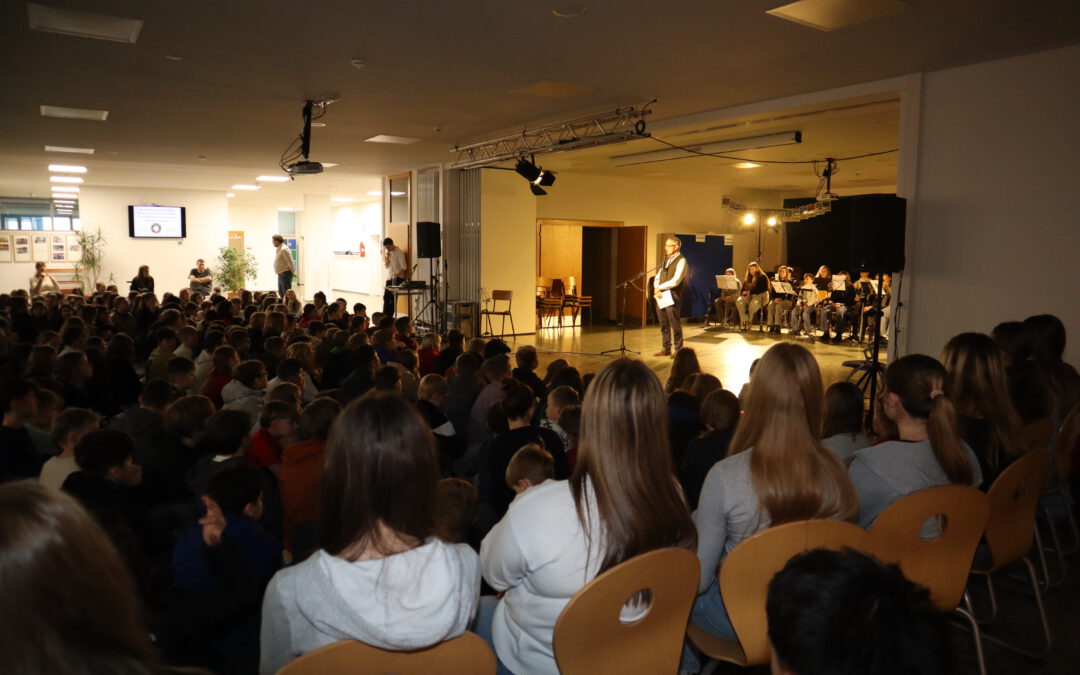 Stimmungsvolle Weihnachtsfeier in der Aula
