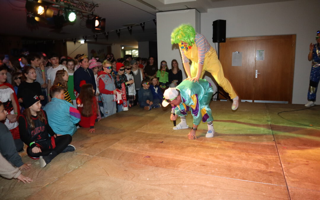 Ahoi und Helau – Piraten erobern die Aula!