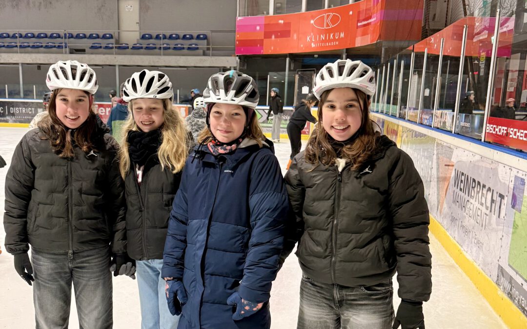 Vier Klassen verbringen wintersportlichen Morgen in der Eishalle