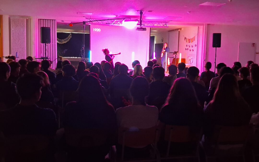 Demokratietheater mit dem Stück „UNSERE DEMOKRATIE“ in der Aula unserer Schule