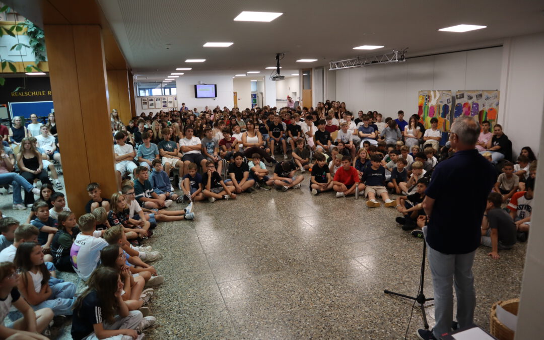 Gemeinsamer Schuljahresabschluss in der Aula